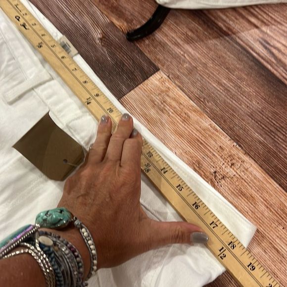 Levi's Women's High Rise Relaxed, A-Line Silhouette White Mom Shorts 33 - Picture 6 of 6